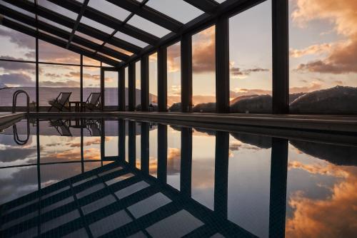 una piscina con vistas a las montañas en Grand Forest Metsovo - Small Luxury Hotels of the World, en Metsovo