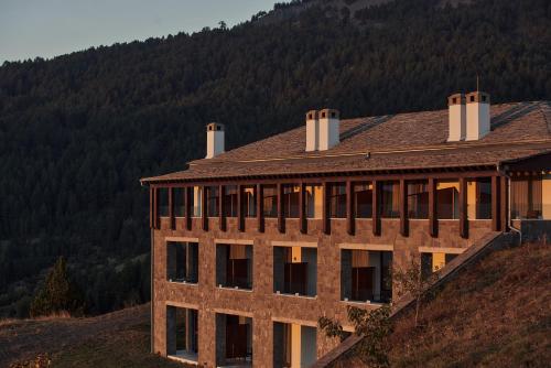 um edifício ao lado de uma colina em Grand Forest Metsovo - Small Luxury Hotels of the World em Metsovo