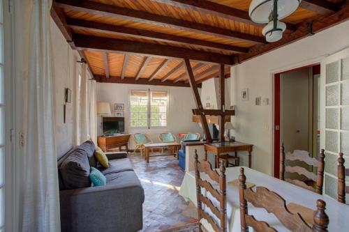 un salon avec un canapé et une table dans l'établissement SANGUINET Jolie maison 2 chambres avec jardin proche Lac classé 2 étoiles, à Sanguinet