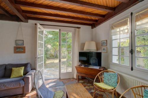 un salon avec un canapé et une table dans l'établissement SANGUINET Jolie maison 2 chambres avec jardin proche Lac classé 2 étoiles, à Sanguinet