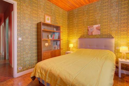 une chambre avec un lit et une étagère dans l'établissement SANGUINET Jolie maison 2 chambres avec jardin proche Lac classé 2 étoiles, à Sanguinet