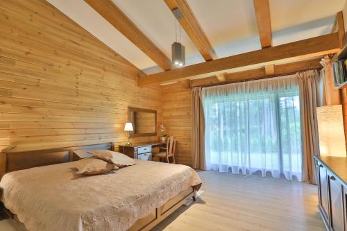 Giường trong phòng chung tại Luxury Chalets Pirin Golf & Country Club