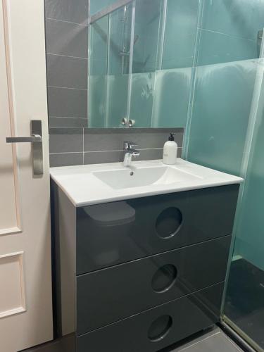 a bathroom with a sink and a mirror at Torre del reloj - Parking gratis in Cazorla