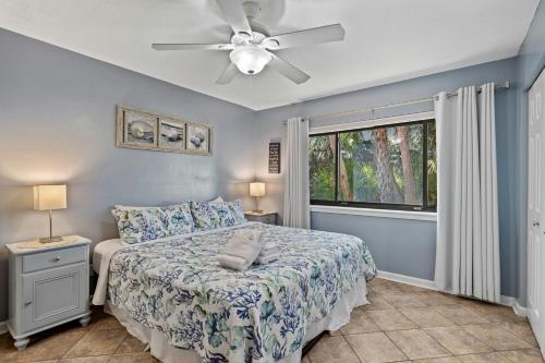 1 dormitorio con 1 cama y ventilador de techo en Island House 131, en Hilton Head Island