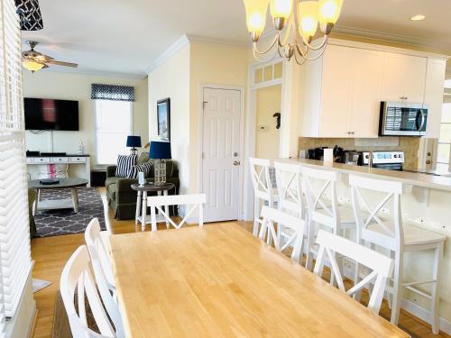 uma cozinha e sala de estar com um bar e cadeiras em Angling Inn em Holden Beach