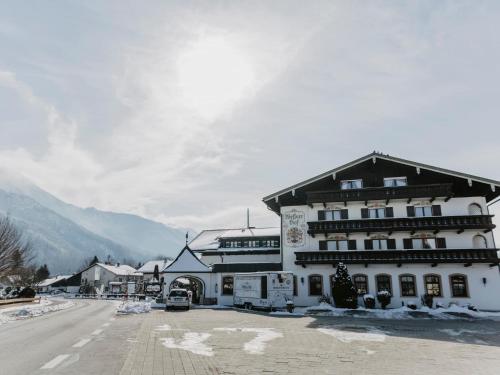 a large white building in the middle of a street at Weßner Hof Landhotel & Restaurant in Marquartstein