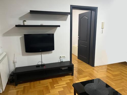 Una televisión o centro de entretenimiento en Penthouse