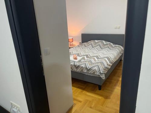 Una cama o camas en una habitación de Penthouse