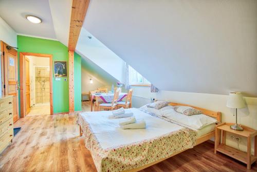 1 dormitorio con 1 cama grande y 1 mesa en Penzion Pivnice - Jítravský Dvorec, en Rynoltice