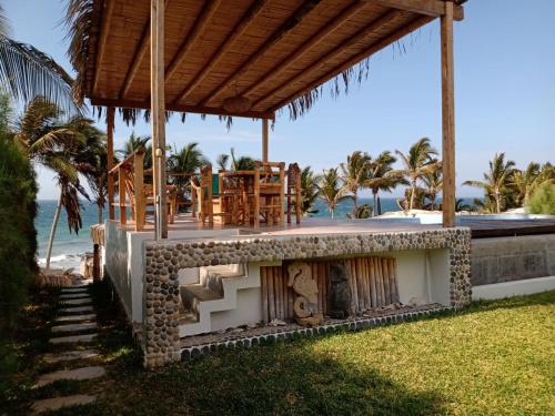 皮烏拉的住宿－Casasol_mancora，海滩上带壁炉的度假屋