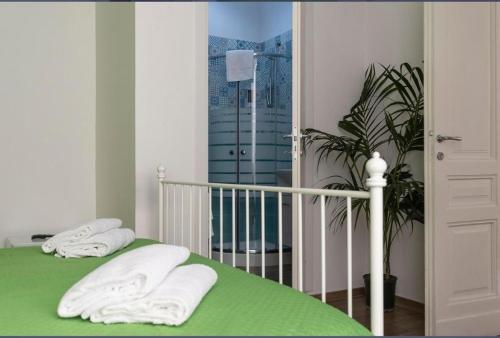 1 dormitorio con 2 toallas blancas en una cama en Spaccanapoli Rooms Duomo, en Nápoles