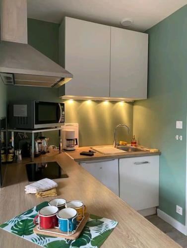 - un comptoir de cuisine avec un plateau/bouilloire dans l'établissement Le Foch, à Angers