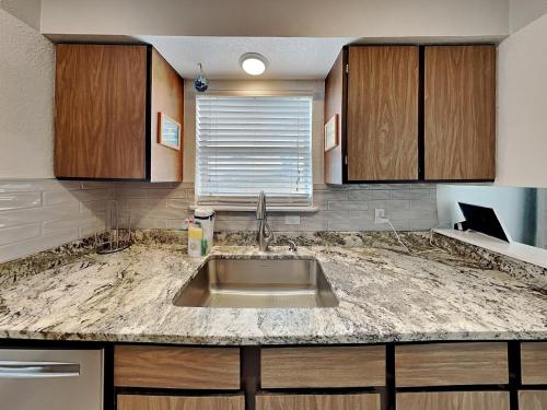 een keuken met een wastafel en een granieten aanrecht bij A Bay From It All in Rockport