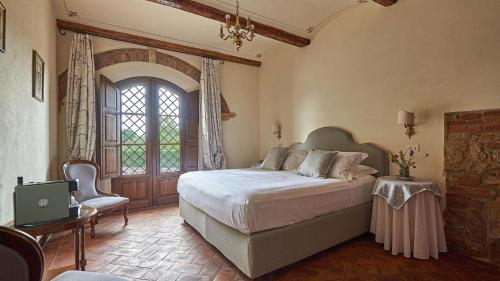 - une chambre avec un grand lit et une fenêtre dans l'établissement Villa Boscarello 17, à Trequanda