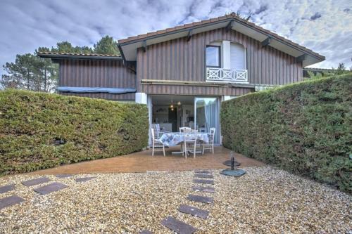 une maison avec une table devant elle dans l'établissement Biscarrosse Lac duplex 4 personnes classé 1 étoile, à Biscarrosse