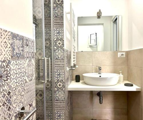 ナポリにあるCasa Donnareginaのバスルーム(洗面台、鏡付)