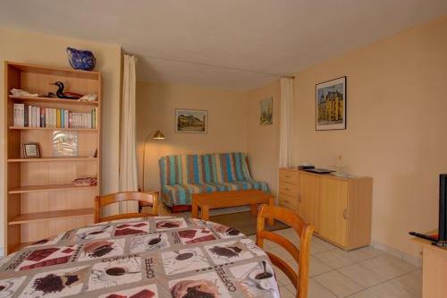 a bedroom with a bed and a chair at Biscarrosse T2 avec terrasse 4 couchages in Biscarrosse