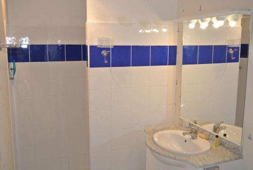 a bathroom with a sink and a mirror at Biscarrosse T2 avec terrasse 4 couchages in Biscarrosse