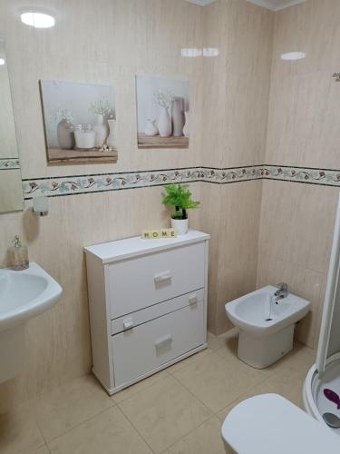 ein Bad mit einem WC und einem Waschbecken in der Unterkunft Beiramar in Cedeira