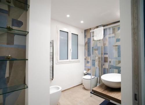bagno con lavandino, servizi igienici e finestra di sea&sun a Pozzallo