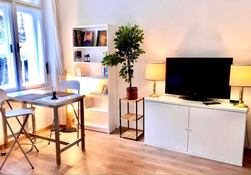 una sala de estar con TV de pantalla plana en un armario blanco en BRANDNEW - Executive Apartement 1 en Bad Gastein