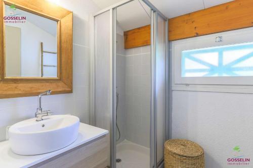 een badkamer met een wastafel en een douche bij Biscarrosse Lac Duplex avec jardin 6 personnes in Biscarrosse