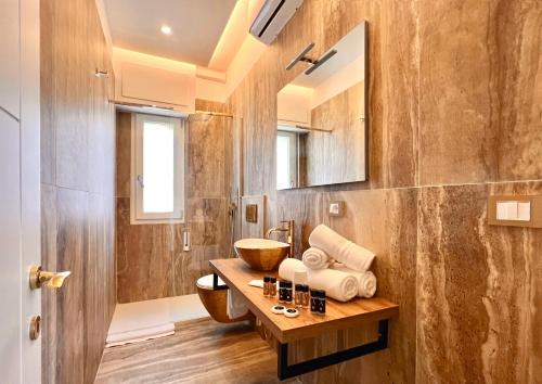 baño con lavabo y pared de madera en Golden Elegance Suite, en Montecatini Terme