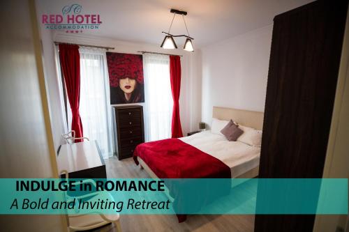 クルジュ・ナポカにあるRed Hotel Riviera Suite&Lakeのベッドルーム1室(赤いカーテンとポスター付きのベッド1台付)