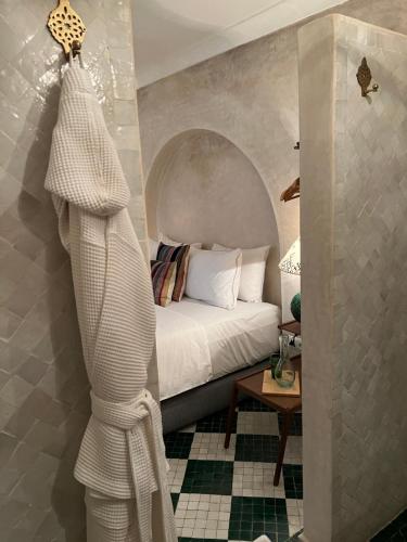 - une chambre avec un lit et une table dans l'établissement Riad Alena, à Marrakech