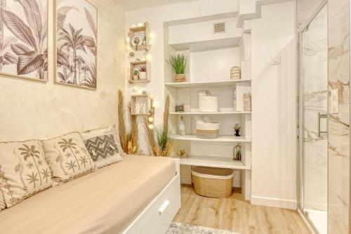 a bathroom with a bench and a glass shower at Petite perle - Disneyland Paris in Lagny