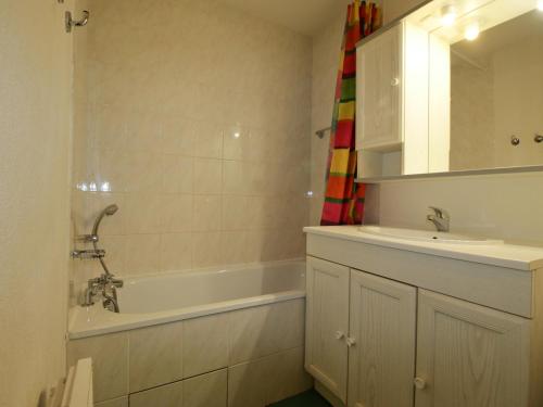 a bathroom with a tub and a sink and a bath tubermottermott at Appartement Saint-François-Longchamp, 2 pièces, 6 personnes - FR-1-635-101 in Saint-François-Longchamp