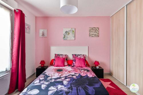 - une chambre avec des murs roses et un lit avec des oreillers roses dans l'établissement Parentis en Born Appartement avec balcon pour 4 personnes, à Parentis-en-Born