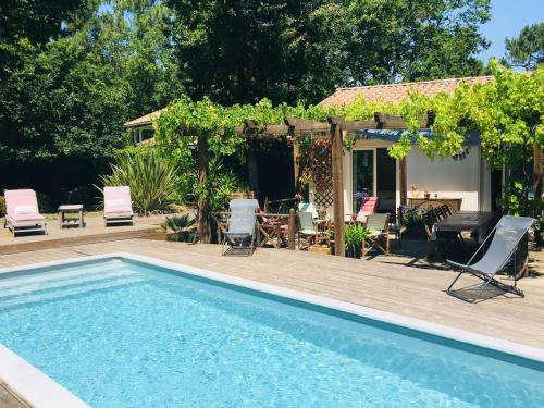 Photo de la galerie de l'établissement Biscarrosse villa avec piscine 10 personnes, à Biscarrosse