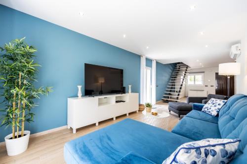 a blue living room with a blue wall at Altura Dreams in Altura