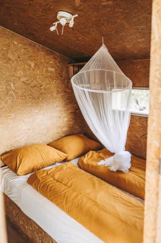 a room with two beds with a net at Slapen aan het Wad in Rasquert