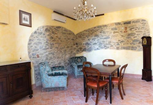 een eetkamer met een tafel en stoelen bij Romantico appartamento in Centro in Castiglione del Lago