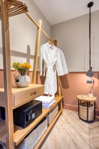 ein Zimmer mit einem Regal, auf dem ein weißer Mantel liegt in der Unterkunft Casa Oliva in Mexiko-Stadt