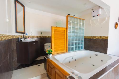 Ein Badezimmer in der Unterkunft Hotel Real Guatapé