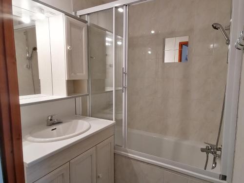 y baño blanco con lavabo y ducha. en Appartement Saint-François-Longchamp, 2 pièces, 6 personnes - FR-1-635-109, en Saint-François-Longchamp