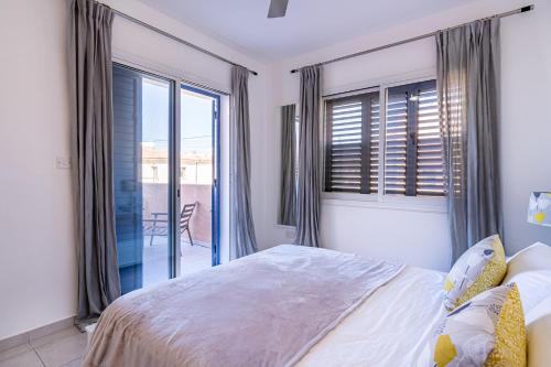 Ένα ή περισσότερα κρεβάτια σε δωμάτιο στο Summer Breeze holiday apartment with pool