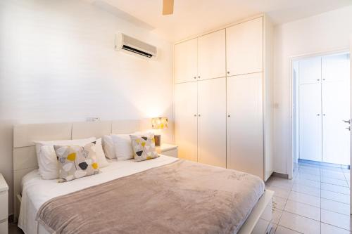 Ένα ή περισσότερα κρεβάτια σε δωμάτιο στο Summer Breeze holiday apartment with pool