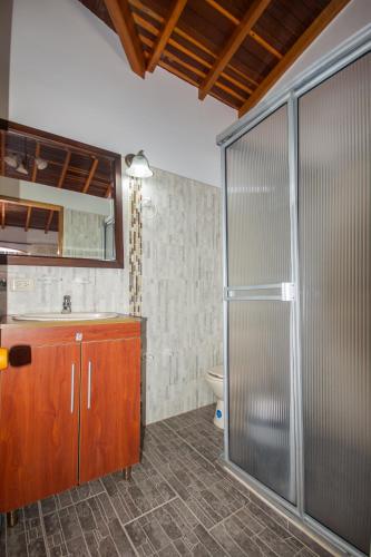 Ein Badezimmer in der Unterkunft Hotel Real Guatapé