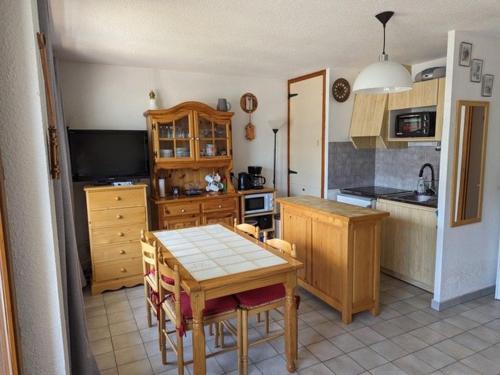 une cuisine avec une table et une salle à manger dans l'établissement Appartement au centre, 40m², pied des pistes, télécabine, 1 chambre - FR-1-573-117, à Saint-Jean-dʼAulps