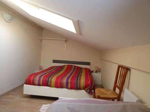 ein kleines Schlafzimmer mit einem Bett und einem Dachfenster in der Unterkunft Biscarrosse Lac Villa 2 chambres et jardin à Navarrosse in Biscarrosse