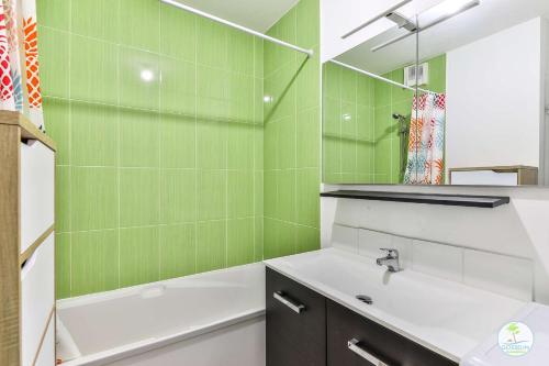 Kúpeľňa v ubytovaní Biscarrosse Appartement classé 1 étoile avec piscine collective