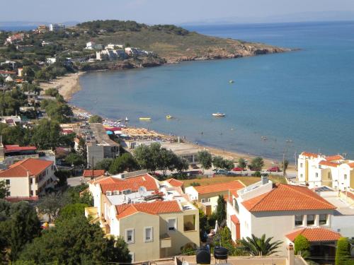 vistas a una ciudad con playa y casas en Chios Rooms MyView, en Karfas