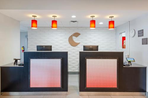 a restaurant with two counters with laptops on them at Comfort Inn & Suites Carrollton in Carrollton