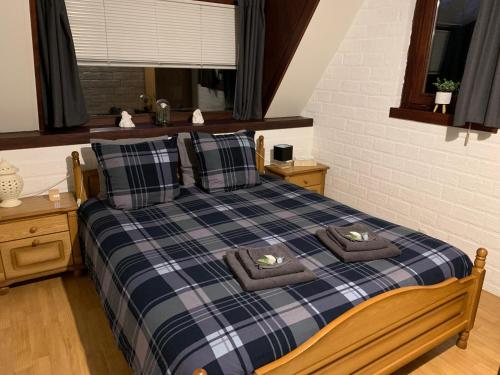 ein Schlafzimmer mit einem Bett mit zwei Handtüchern darauf in der Unterkunft Ferias E55 in Lanaken