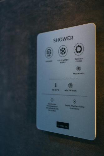 a white card with the word shower on it at Amiata Suite in Abbadia San Salvatore