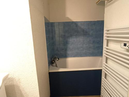 een badkamer met een bad en een blauwe tegelmuur bij Appartement Saint-François-Longchamp, 2 pièces, 5 personnes - FR-1-635-122 in Saint-François-Longchamp